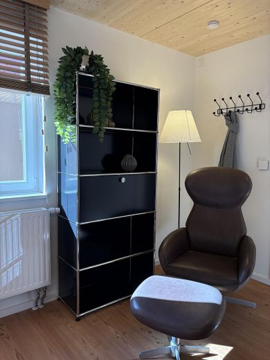 Komfort-Loft in Toplage mitten im Zentrum von Erlangen – Relaxsessel und USM-Haller