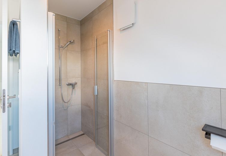Jasne, designerskie mieszkanie na poddaszu (2 pokoje) z kuchnią BORA, parkietem Lindura i słonecznym balkonem – Begehbare Dusche