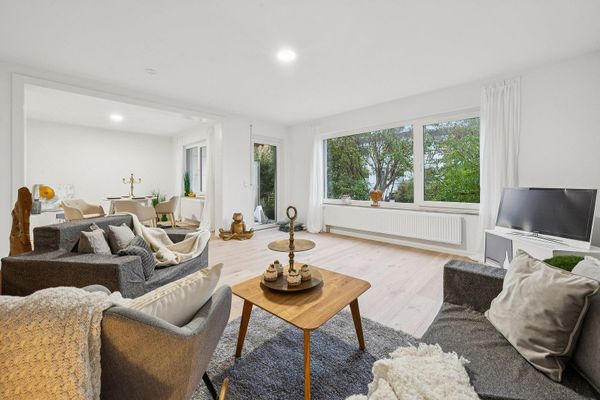Modernisierte Wohnung mit Reihenhauscharakter, mit Gäste WC und Garten *von Privat*