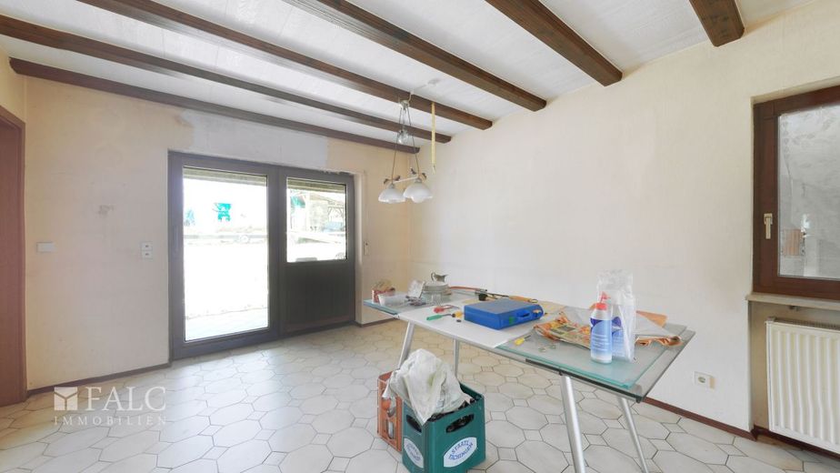 Sanierungsbedürftiges Mehrfamilienhaus in Laudenberg – Esszimmer mit Terrasse EG