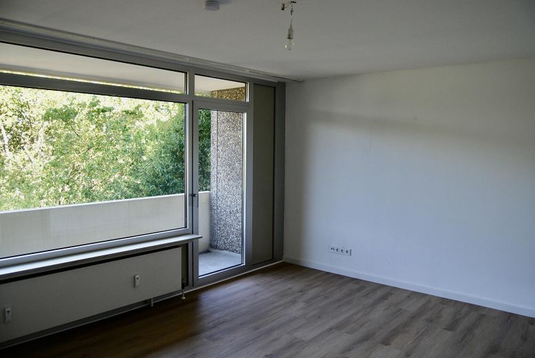 Gemütliche Wohnung (3 ZKBB) im Stadtteil Ko-Karthause inkl. Einbauküche, Balkon und Tiefgarage – Wohnzimmer