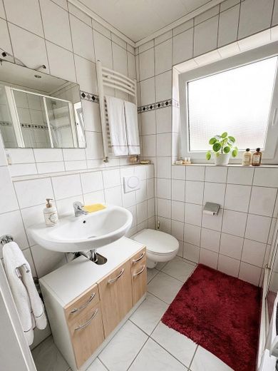 Lichtdurchflutete 2-Zimmer-Wohnung mit Balkon, modernem Bad & Top-Anbindung in Wiesbaden-Schierstein – Badezimmer
