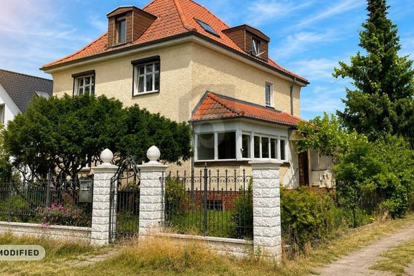 МІСЬКА ВІЛЛА В СТИЛІ 30-Х РОКІВ — 3 ЖИТЛОВІ ОДИНИЦІ