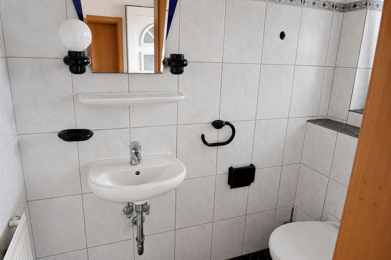 Freistehendes Einfamilienhaus mit Südgarten, großzügiger Garage & ausgebautem Dachgeschoss – Gäste WC