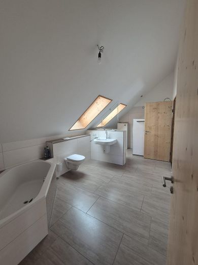 Ökologisches Holzhaus im Hegau: Ein einzigartiger Rückzugsort für Ihre Familie! – Helles Badezimmer