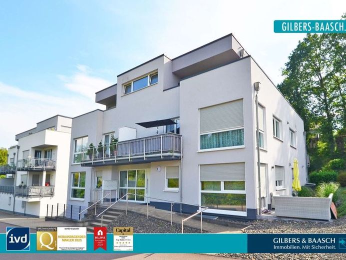Pluwig: Moderne Penthousewohnung mit Dachterrasse, zwei Tiefgaragenparkplätze und toller Aussicht – Foto 1