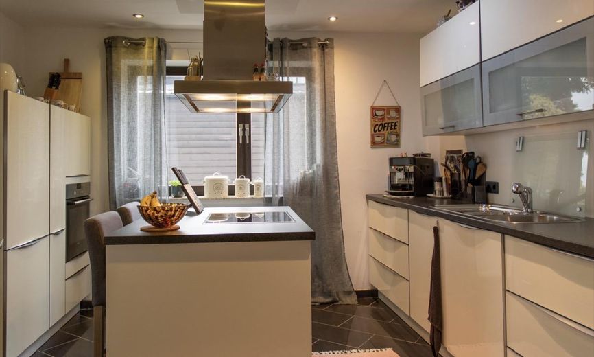 Exklusiver freistehender Bungalow mit Einliegerwohnung, Fernblick, Doppelgarage & großem Garten – Foto 10