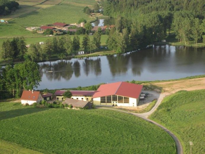 Centro ippico senza provvigioni sul lago con maneggio coperto, campo da equitazione e 15 box per cavalli – Luftbild