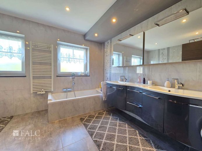 Elegantes Einfamilienhaus mit großzügigem Wohnambiente, Sauna und PV-Anlage – Badezimmer 1.OG