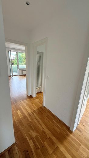 Світла 2-кімнатна квартира з балконом на південь і видом на зелень – Blick ins Wohnzimmer