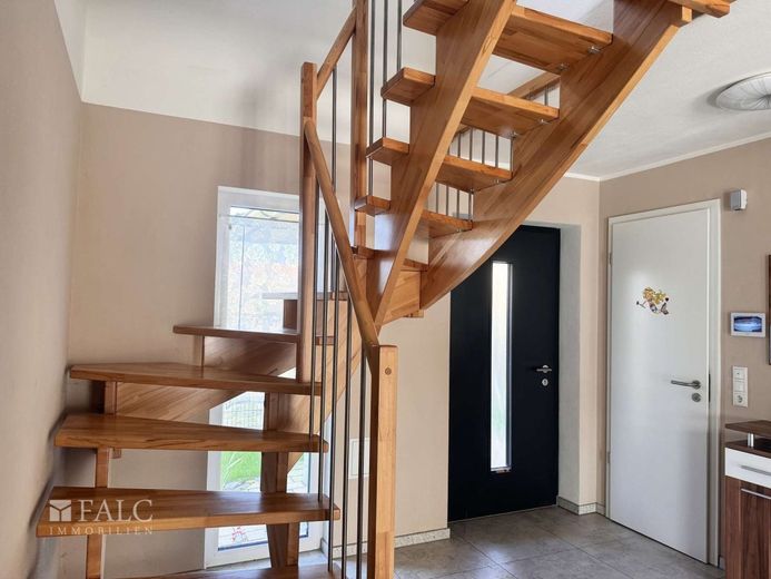 Energieeffizienzhaus A+ mit großem Grundstück, Privatsphäre und viel Natur - provisionsfrei! – Treppe