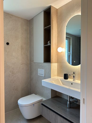 Saniert & bezugsfrei in Westend: 130 m², 2 Balkone, 2 Bäder, Stellplatz – provisionsfrei – Duschbad