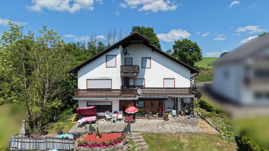 Rendimento del 6,57%, senza commissioni! Casa bifamiliare o trifamiliare in posizione elevata con vista sulla valle della Sieg – Rückseite des Hauses