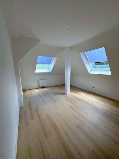 Ruhig wohnen nahe dem See: Helle 3-Zimmer-Dachgeschoss-Wohnung mit Balkon in Zossen – Schlafzimmer