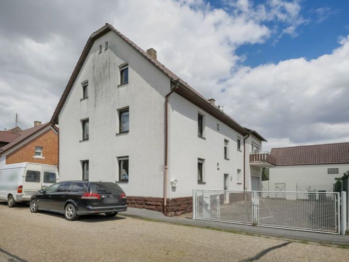 Zweifamilienhaus mit Garten und Süd-Balkon – sanierungsbedürftig mit Potenzial! – Foto 1