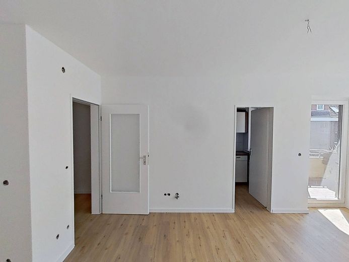 Renovated 1-Room Apartment with Balcony, Fitted Kitchen and Modern Shower Bathroom – Ansicht IV: Wohn- und Schlafb…