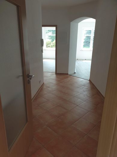 Bright 3-room apartment with large daylight bathroom and dressing room in Zwickau-Crossen – Flur