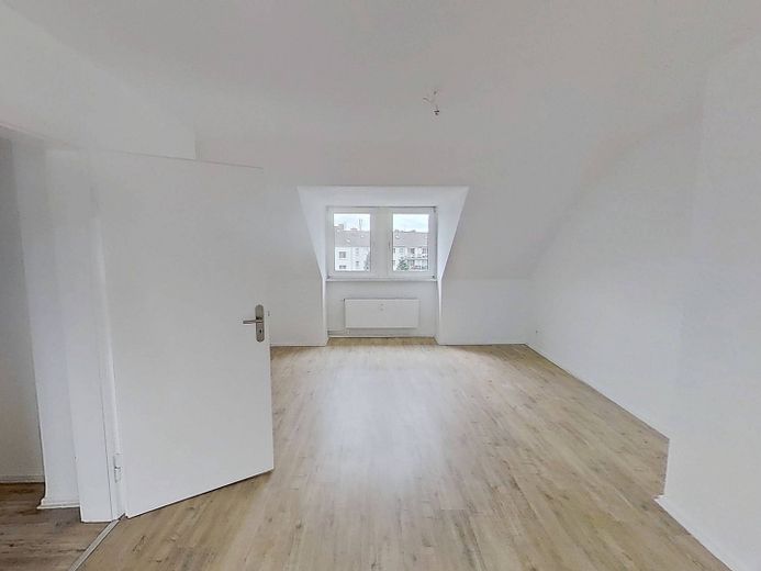 Luminoso appartamento di 2 locali all’ultimo piano con moderno bagno con luce naturale, a pochi passi dal centro città – Ansicht IV: Wohn- und Esszimm…