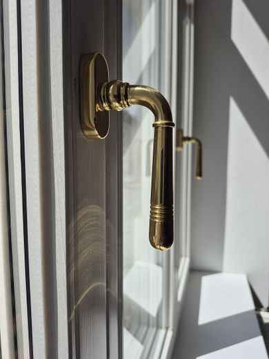 Licht, ruim ingedeeld appartement in een monumentaal pand in München – Detail Fenstergriff