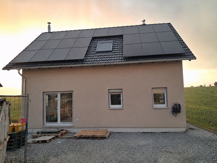 Schönes Einfamilienhaus mit Einlieferwohung – Außenansicht 