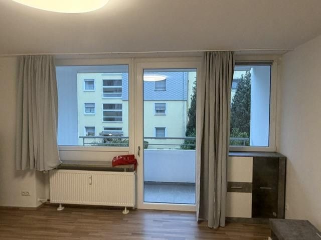 Luminoso appartamento di 3 locali con cucina e bagno a Oberhaunstadt – Wohnzimmer