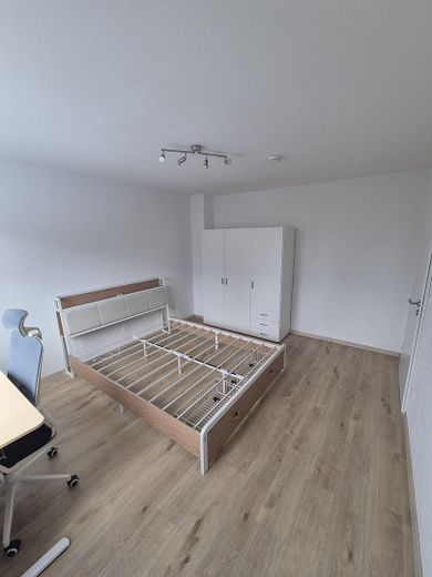 Schlafzimmer + Schrank