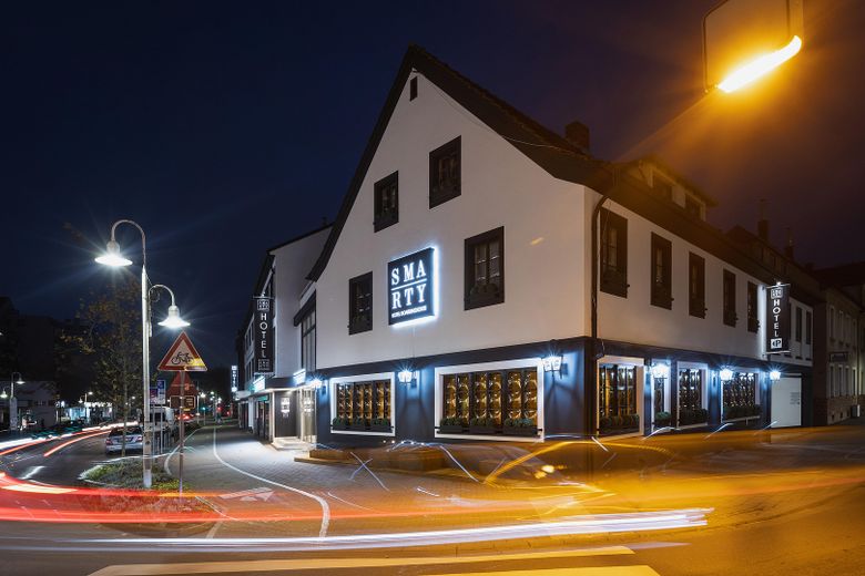 Powierzchnia biurowa / handlowa w najlepszej lokalizacji, parter, Homburg (Saara) – Eckhaus bei Nacht