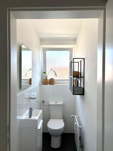 Helle 4-Zi.-Wohnung mit 2 Balkonen & Stellplatz – modernisiert, Süd-West – WC