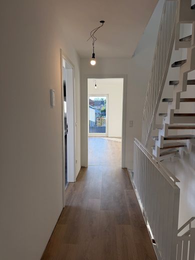 La vostra opportunità di avere una casa di proprietà – Casa a schiera efficiente dal punto di vista energetico in una posizione privilegiata (KfW55) – Flur 1. OG
