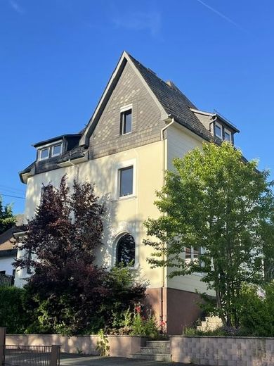 Sanierte Altbauvilla mit 7 Zimmern in Weidenau – Vorderansicht rechts