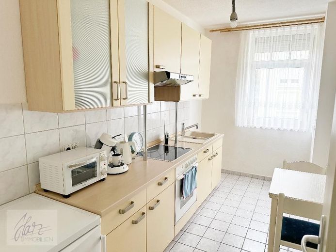 ***VOLL MÖBLIERTE TRAUMWOHNUNG - EINZIEHEN UND SOFORT ZU HAUSE SEIN*** 2,5 Raumwohnung mit Balkon und Tageslichtbad zu vermieten – Küche mit Einbauküche und Sitzgelegenheit