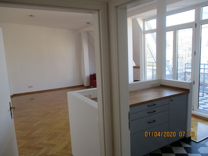 Wunderschöne 4-Raum Dachgeschoß-Altbauwohnung im beliebten Friedrichshain – Küche (Blick Terrassenzim.)