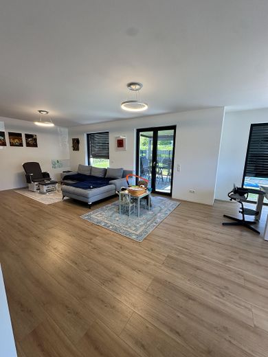 Modernes Einfamilienhaus mit Smart Home & hochwertiger Ausstattung in ruhiger Lage bei Linz am Rhein – Wohnzimmer