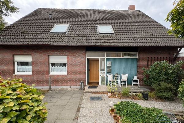 Casa bifamiliar con jardín y garaje en venta en Zetel.
