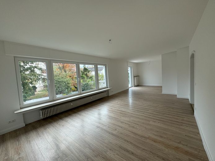 Tasteful 4-room apartment in beautiful Offenbach am Main – Wohn-Essbereich