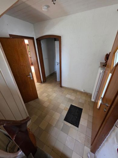 Freistehendes Dornröschen in toller Lage (von privat) – Haustür mit Diele