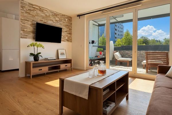 Provisionsfrei: Lichtdurchflutete 4-Zi.-Wohnung, moderner EBK & Loggia nahe U-Bahn / Panzerwiese