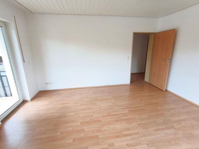 2 Zi. EG Wohnung mit Balkon – Wohnzimmer mit Zugang zum Balkon Bild 3