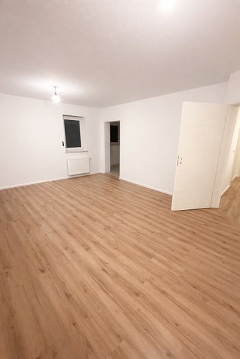 3-Zimmer Wohnung (64m²) mit Terasse und Gartenmitbenutzung in Puderbach zu vermieten, renoviert – Wohnzimmer