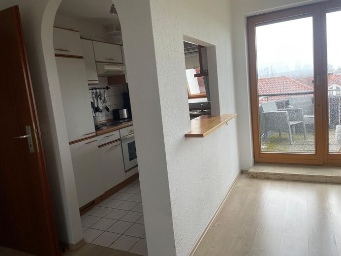 Wohnen & Arbeiten perfekt kombiniert: Helle DG-Wohnung mit separaten Arbeitsraum – Küche/ Aussicht