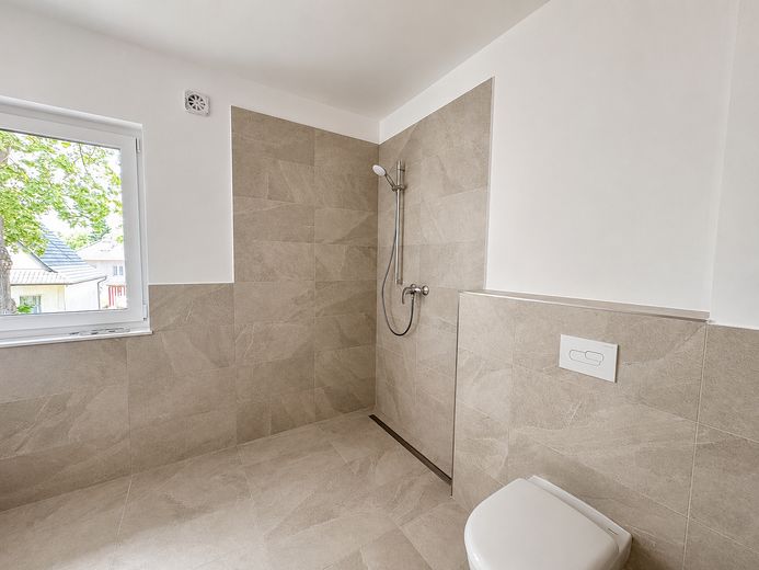 Erstbezug im Neubau! Moderne 2-Zimmer Wohnung mit QNG-Plus Siegel und Einbauküche! – Badezimmer