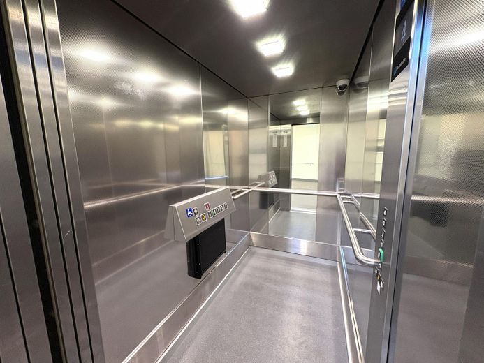 Barrierefreie Dachgeschosswohnung mit großer Sonnenterrasse (provisionsfrei!) – Aufzug