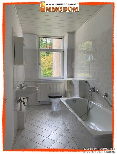 +++ Kleine gemütliche 2-Zi.-Wohnung mit Küchenmöbel in ländlicher Idylle und dennoch zentral +++ – Bad mit Wanne und Fenster