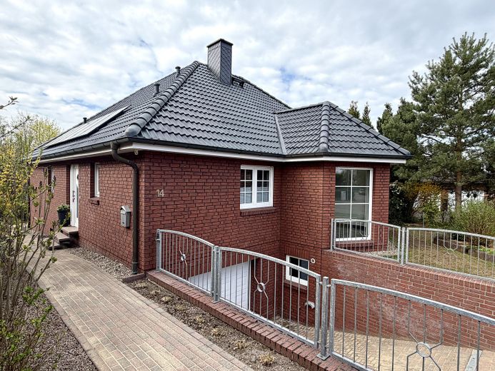 225 qm Familienglück auf 2 Ebenen + Toller Garten, Sauna & Kamin – Aussenansicht