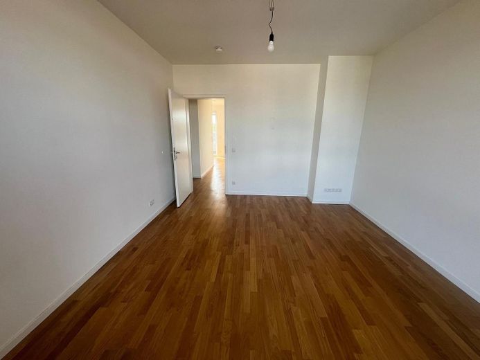 Exklusive neuwertige 3-Zimmer-Wohnung mit schönem Balkon von PRIVAT! – Zimmer 1 Bild 2
