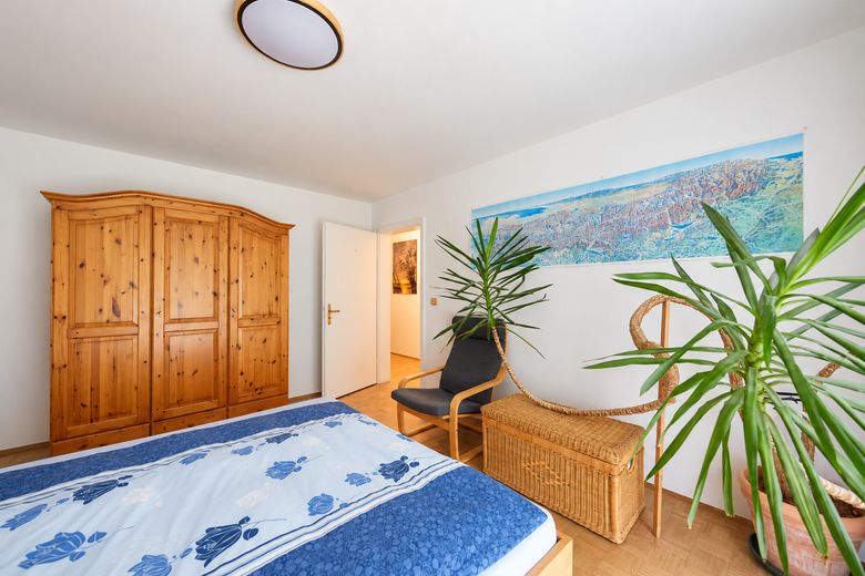 Ruhige 3-Zimmer-Wohnung in Harlaching mit zwei Balkonen und Grünblick – Großzügiges Schlafzimmer