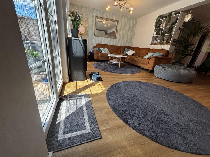 ¡De particular, sin agencia inmobiliaria! Casa adosada intermedia ideal para familias, en una ubicación perfecta y con instalación solar – Wohnzimmer