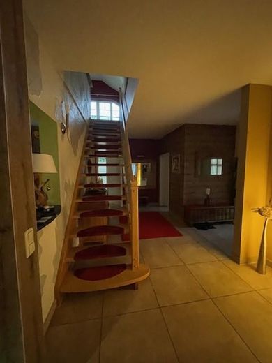 Stilvolles Einfamilienhaus mit Galerie, Kamin & traumhaftem Garten – Foto 4