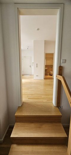 ruhige und helle 2-Zimmer-Wohnung in Toplage, bezugsfrei – Innentreppe Bild 3
