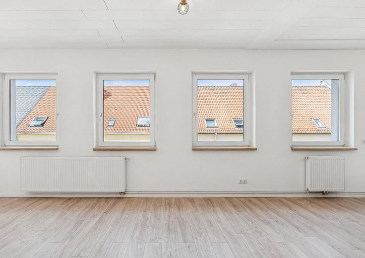Bezugsfertiges City-Apartment – saniert, modern und zentral – Wohnzimmer mit Fensterfront